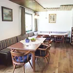 Arlberg Ski-in & Ski-out Access To Austrias Largest Area シュトゥーベン・アム・アールベルク